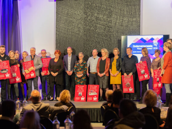 Ondernemersgala Weststellingwerf 2019 Jan Smink op podium in Wolvega